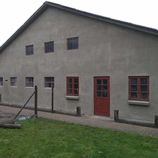 Renoveret facade på en bygning med netpuds i Gram