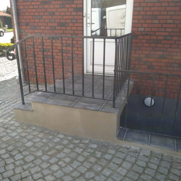 Renovering af trappe i Esbjerg med nye klinker og netpuds af siderne
