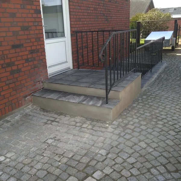 Renovering af trappe i Esbjerg med nye klinker og netpuds af siderne