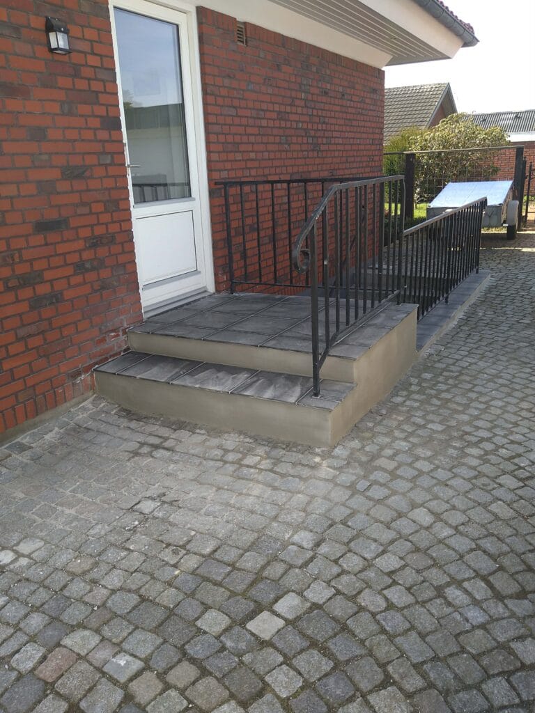 Renovering af trappe i Esbjerg med nye klinker og netpuds af siderne