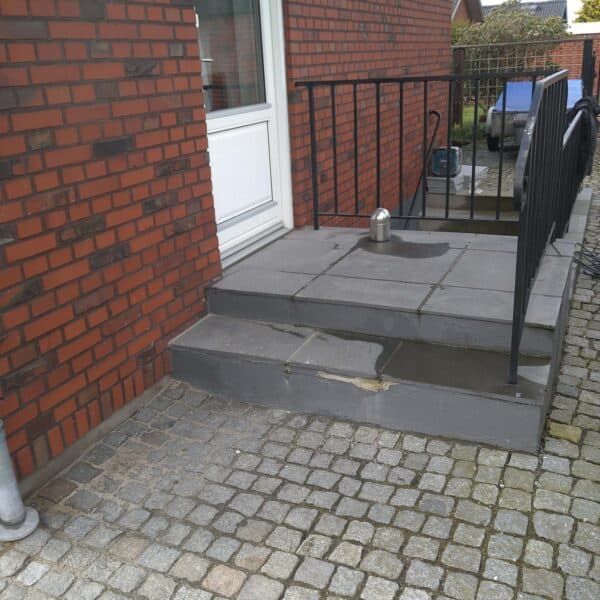 Renoveret trappe med nye sten i Esbjerg.